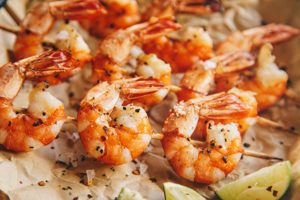 Grilled shrimps with seasoning and lime