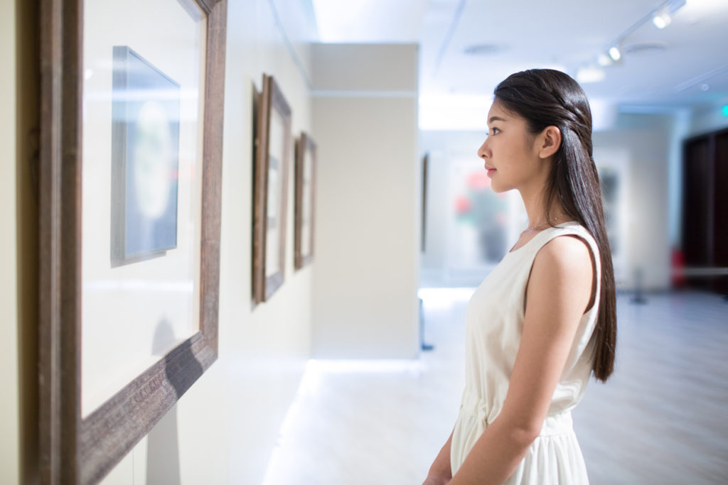 young girl at an art museum