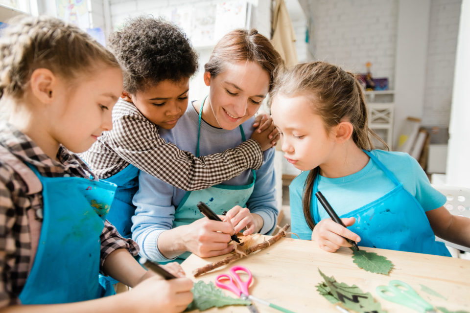 friend kids enjoying art class